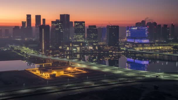 Ciudad de Abu Dhabi skyline con rascacielos antes de la salida del sol desde arriba noche al día timelapse — Vídeos de Stock