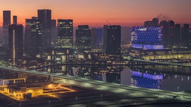 Abu Dhabi skyline città con grattacieli prima dell'alba da sopra la notte al giorno timelapse — Video Stock