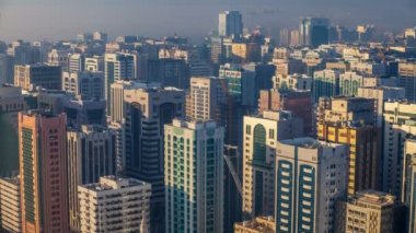 Abu Dabi 'nin caddesindeki yoğun sisin altında sabahları gökyüzü çizgileri.