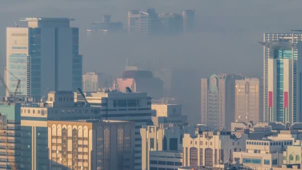 Skylines sob o denso nevoeiro na rua timelapse de Abu Dhabi de manhã — Vídeo de Stock