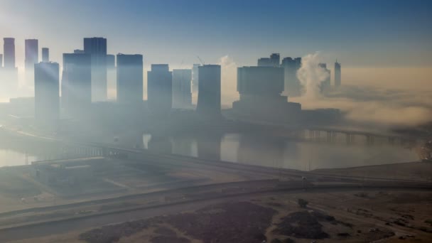 A Skylines a sűrű köd alatt Abu Dhabi utcáin reggel — Stock videók