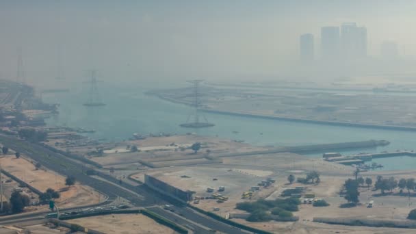 Skylines pod gęstą mgłą na ulicy timelapse Abu Dhabi w godzinach porannych — Wideo stockowe