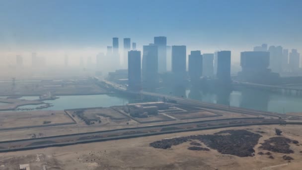 Skylines im dichten Nebel am Straßenrand von Abu Dhabi am Morgen — Stockvideo