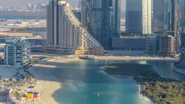 Gebouwen op het eiland Al Reem in Abu Dhabi van bovenaf. — Stockvideo