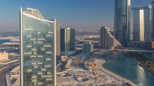 Edifícios em Al Reem ilha em Abu Dhabi timelapse de cima. — Vídeo de Stock