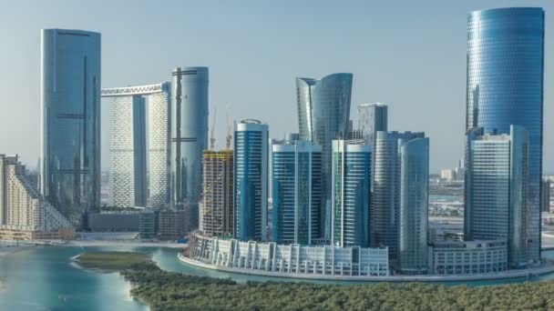 Bâtiments sur l'île Al Reem à Abu Dhabi timelapse d'en haut. — Video