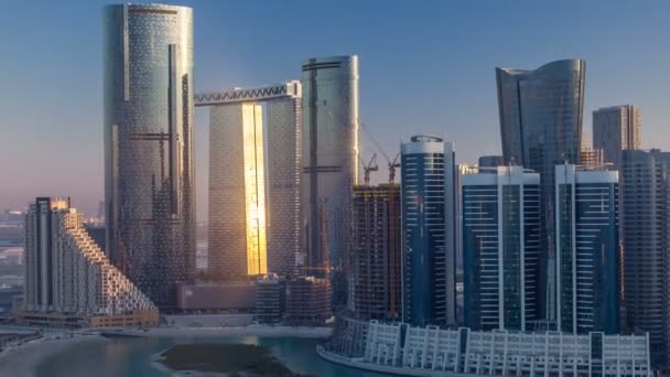 Edifici sull'isola di Al Reem ad Abu Dhabi timelapse dall'alto. — Video Stock