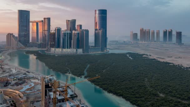 Gebouwen op het eiland Al Reem in Abu Dhabi van bovenaf. — Stockvideo
