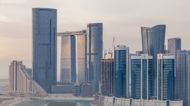 Gebäude auf der Insel Al Reem in Abu Dhabi im Zeitraffer von oben. — Stockvideo