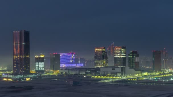 Edificios en la isla Al Reem en Abu Dhabi noche al día timelapse desde arriba. — Vídeos de Stock