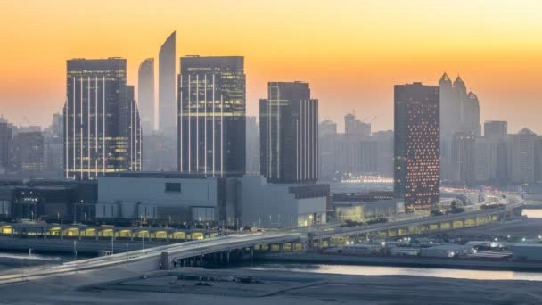 Edifícios na ilha Al Reem em Abu Dhabi dia a noite timelapse de cima. — Vídeo de Stock