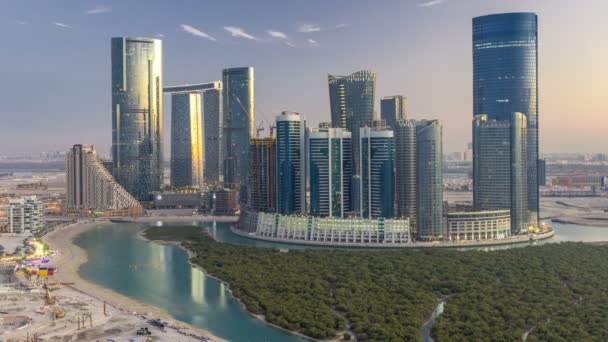 Épületek Al Reem sziget Abu Dhabi nap mint nap éjszaka timelapse felülről. — Stock videók