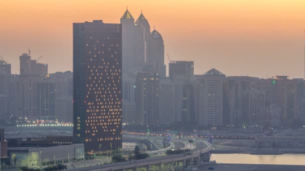 Edifícios na ilha Al Reem em Abu Dhabi dia a noite timelapse de cima. — Vídeo de Stock
