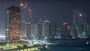 Abu Dabi 'deki Al Reem Adası' ndaki binalar gece saatleri yukarıdan geliyor..