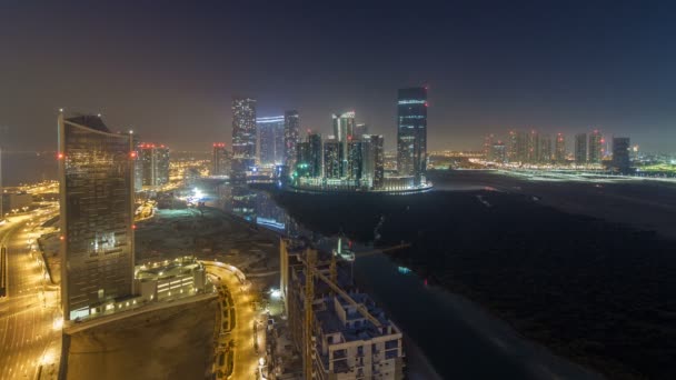 Budovy na ostrově Al Reem v Abu Dhabi noční timelapse shora. — Stock video