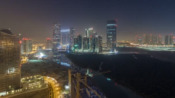 Edificios en la isla Al Reem en Abu Dhabi noche timelapse desde arriba. — Vídeos de Stock