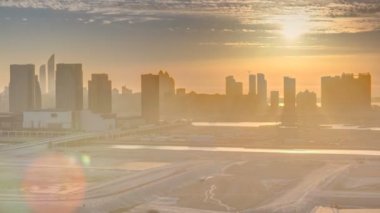 Abu Dabi 'deki Al Reem Adası' ndaki binalar gün batımında yukarıdan gelecek..