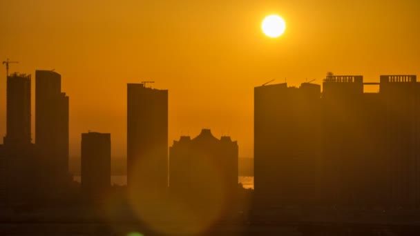 Edifícios na ilha Al Reem em Abu Dhabi ao pôr do sol timelapse de cima. — Vídeo de Stock