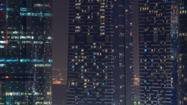 Fönster av flera våningar skyskrapor av glas och stål kontorsbelysning och människor inom timelapse — Stockvideo