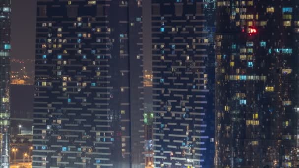 Janela dos arranha-céus de vários andares de vidro e aço iluminação de escritório e as pessoas dentro timelapse — Vídeo de Stock