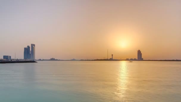 Zonsondergang in Abu Dhabi over Marina Island timelapse — Stockvideo