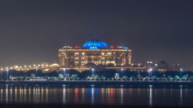 Emirlik Sarayı gece vakti aydınlandı. Abu Dabi, Birleşik Arap Emirlikleri.