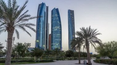 Etihad Kuleleri ile Ebu Dabi 'nin gökdelenleri. Gün be gün binalar..