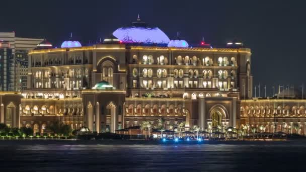 Emirates Palace upplyst på natten timelapse, Abu Dhabi, Förenade Arabemiraten — Stockvideo