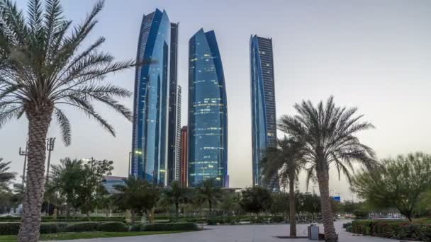 Rascacielos de Abu Dhabi con edificios Etihad Towers día a noche timelapse. — Vídeos de Stock