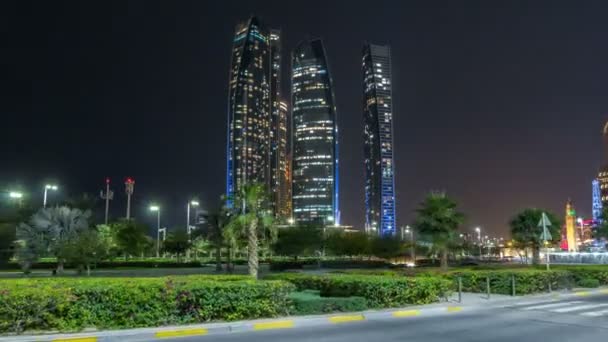 Wolkenkratzer von Abu Dhabi bei Nacht mit Gebäuden der Etihad Towers Zeitraffer-Hyperlapse. — Stockvideo