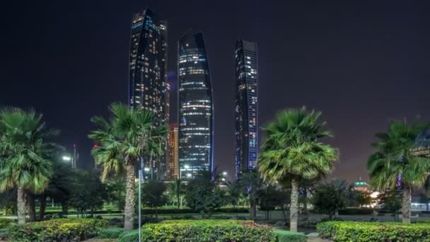 Wieżowce Abu Dhabi w nocy z budynkami Etihad Towers timelapse. — Wideo stockowe