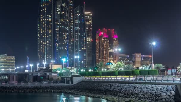 Rascacielos de Abu Dhabi por la noche con edificios Etihad Towers timelapse. — Vídeos de Stock