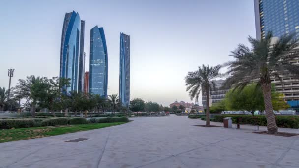 Rascacielos de Abu Dhabi con edificios Etihad Towers día a noche timelapse. — Vídeos de Stock