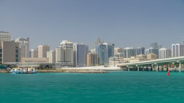 Nowoczesne budynki w Abu Dhabi panorama timelapse z centrum handlowym i plaży. — Wideo stockowe