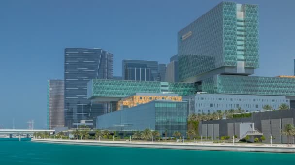 Edificios modernos en Abu Dhabi horizonte timelapse con centro comercial y playa. — Vídeo de stock