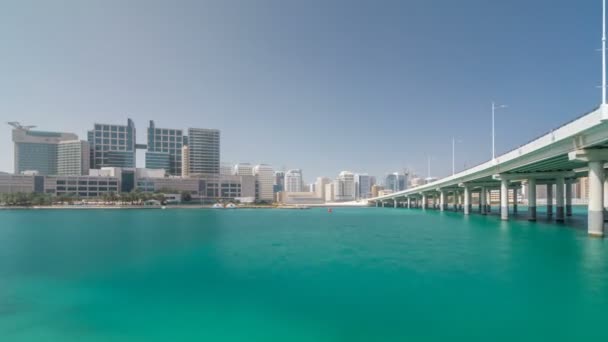 Edifícios modernos em Abu Dhabi linha do horizonte hiperlapso temporal com shopping e praia. — Vídeo de Stock