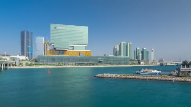 Moderna byggnader i Abu Dhabi skyline timelapse hyperlapse med strandpromenad. — Stockvideo