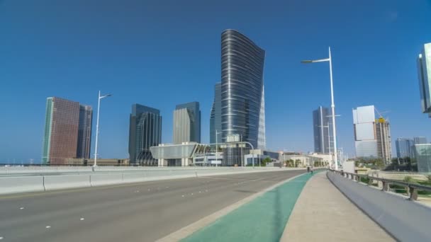 Edifici moderni ad Abu Dhabi skyline timelapse hyperlapse con waterfront. — Video Stock