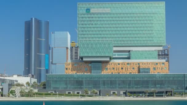 Moderne gebouwen in Abu Dhabi skyline timelapse met waterkant. — Stockvideo