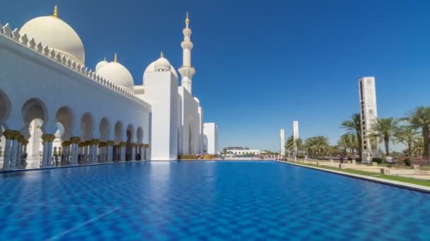 Sjeik Zayed Grand Moskee timelapse hyperlapse in Abu Dhabi, de hoofdstad van de Verenigde Arabische Emiraten — Stockvideo
