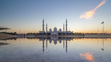 Şeyh Zayed 'in Abu Dabi' deki büyük camii. Gün batımından sonra gece gündüz.