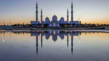 Şeyh Zayed 'in Abu Dabi' deki büyük camii. Gün batımından sonra gece gündüz.