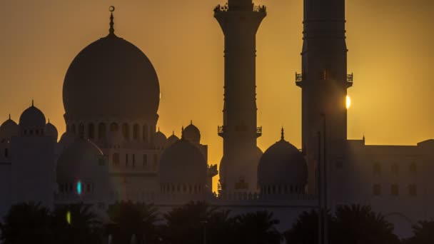 Sheikh Zayed Grande Mesquita em Abu Dhabi ao pôr do sol timelapse, Emirados Árabes Unidos — Vídeo de Stock