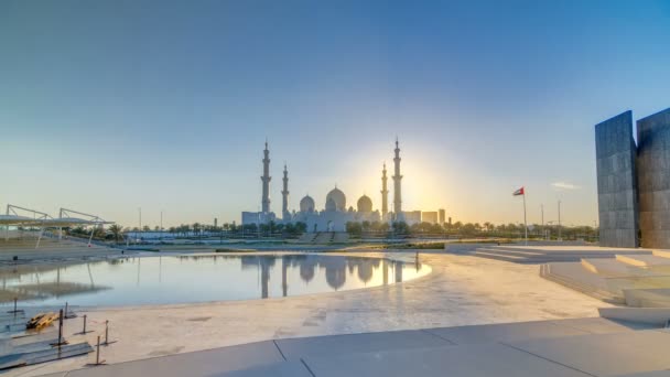 Шейх Заїд Велика мечеть в Абу-Дабі на заході сонця timelapse, ОАЕ — стокове відео