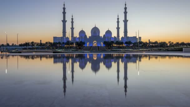 Sheikh Zayed Grand Mosque i Abu Dhabi dag till natt timelapse efter solnedgången, Förenade Arabemiraten — Stockvideo