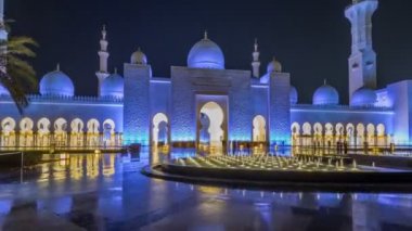 Şeyh Zayed Büyük Camii gece saatlerinde aydınlandı. Hiperhız, Abu Dabi, BAE.