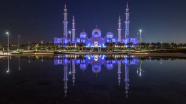 Şeyh Zayed Ulu Cami gece vakti aydınlandı, Abu Dabi, BAE.