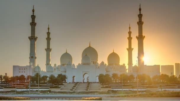 Sheikh Zayed Grand Mosque στο Αμπού Ντάμπι στο ηλιοβασίλεμα timelapse, Ηνωμένα Αραβικά Εμιράτα — Αρχείο Βίντεο