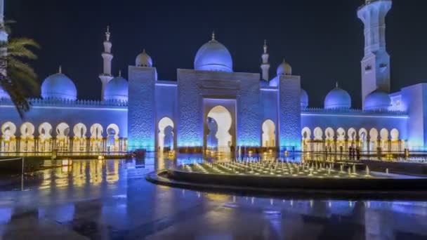 Sheikh Zayed Grand Mosque kivilágítva éjszaka timelapse hyperlapse, Abu Dhabi, Egyesült Arab Emírségek. — Stock videók