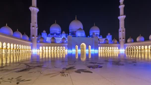 Sheikh Zayed Grand Mosque upplyst på natten timelapse hyperlapse, Abu Dhabi, Förenade Arabemiraten. — Stockvideo